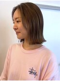 ぱつっとボブ　切りっぱなしボブ　前髪なし　オリーブベージュ