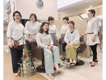 あだち美容室 アンフローリア(en fleurir)の雰囲気（幅広い年代のお客様にお応えできるよう、スタッフが揃っています）