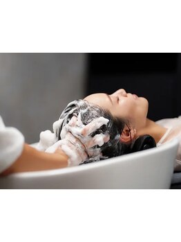 【ヘッドスパ×香り×貸切空間＝心ととのう至福の時間】頭皮をほぐし、髪の芯から健やかな髪に導く