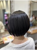 〈Meret〉丸みショートボブ×ダークブルー