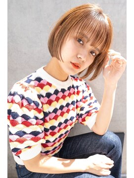 レゴ(REGO) グレージュカラーシルキーべージュ、デザインカラー斜めバング