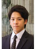 ナチュラルテイストのメンズビジネススタイル　サイドパート