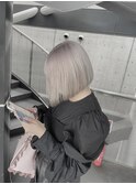 ホワイトハイブリーチ2回のパールホワイトショートボブ
