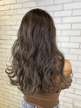 ディーバ 渋谷(D.I.E.V.A) 20代30代40代大人可愛いレイヤーカット艶髪グレーアッシュ