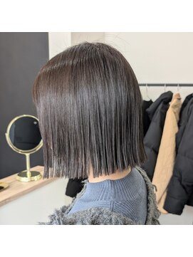 アトレアネックス(attrait ANNEX) グレージュカラーのプツッとストレートボブ☆