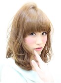 ベージュ愛されミディ