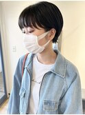 大人可愛い前下がり丸みショート耳掛けオン眉ショートマッシュ