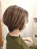 パシフィックダズールバトン(Pacific Dazzle baton)&nbsp;明るい白髪染め+ハイライト×前下がりショート☆ミセスにも人気