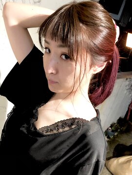 ナナカバイミーツハンド(nana.ca by meetsHAND) インナーカラーレッド × オン眉バング