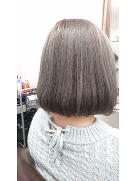 イノセントヘアー(Innocent hair) グレージュカラーに王道のボブスタイル