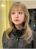 ハイトーンミディアムウルフレイヤーカット抜きっぱなしブロンド