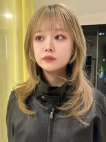 エム(M) ハイトーンミディアムウルフレイヤーカット抜きっぱなしブロンド