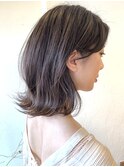外ハネミディアムスタイル。