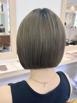 エミュ 伏見 国際センター(emu) ミニボブ/艶カラー/丸みボブ/アッシュベージュ/切りっぱなしボブ