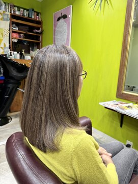 シースティア(siistia) 《馴染みハイライト×ミディアムヘア》