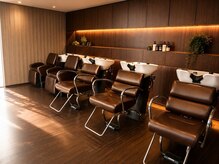 アース 小松店(HAIR&MAKE EARTH)の雰囲気（極上の癒し体験。至福のシャンプータイムを。）