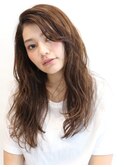 大人かわいいベージュカラーの無造作カールセミディ