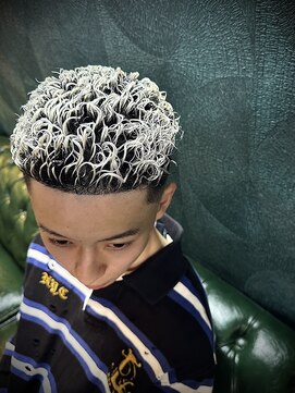 トライブ(TRIBE) ホワイトオールバックパーマ