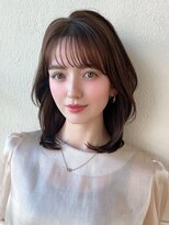 20代シースルーぱっつん前髪で結んでかわいいフェイスレイヤー