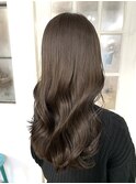 ミルクティーブラウンベージュロングヘアツヤカラー