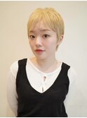 フレンチピクシーカット×ブロンドヘア