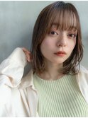 ミディアムレイヤーボブシースルーバングベージュカラー小顔