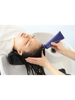 栄養たっぷりのハチミツをつかったヘッドスパが人気◎頭皮をリフレッシュし、健やかな髪へ…