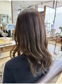 大人の透明感を叶えるトープグレージュカラー