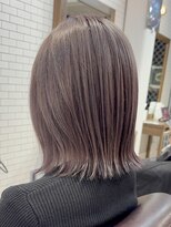 エラ(ELLA)&nbsp;切りっぱなしボブ×ラベンダーグレージュ　ブリーチ　ボブ