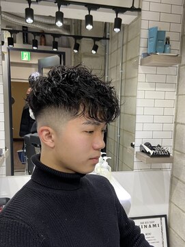 ミナミ(MINAMI) スペインカールスキンフェードスタイル　国分寺