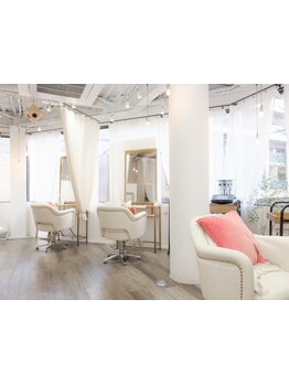 【3席だけのプライベートサロン】カフェのような空間で、ゆったりとした時間をお過ごしください。