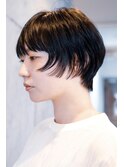 ナチュラルフォルムにエッジを加えた大人ショートスタイル