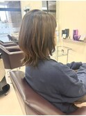 ミディアム外ハネレイヤースタイル
