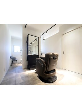 マンツーマン施術で悩みに寄り添う、メンズ専門のBARBER。周りを気にせず、心も髪もリラックスできる空間。