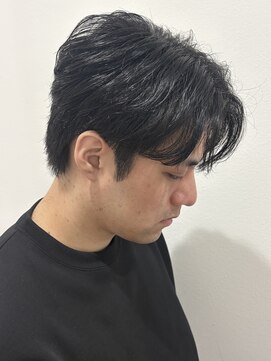ヒュイル バイ ニアウ(Hwyl by Niau) MEN’S HAIR/サーフカール/刈り上げセンターパート/伊勢崎