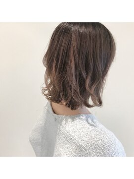 デフィー(DEFY) アッシュピンクベージュのボブスタイル