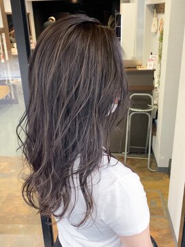 ノラ ウメダ(NORA UMEDA) 【NORA UMEDA 高木】都会的な大人可愛い暗め外国人風ハイライト