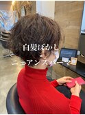 白髪ぼかしニュアンスパーマ大人可愛い無造作ショート立体感