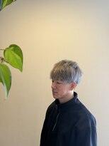 ハジー(Hajy)&nbsp;ダブルカラーで魅せるグレーシルバー。 マッシュカットでキマる!