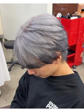 ホワイトシルバーアッシュバレイヤージュツーブロセンターパート