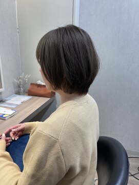 アンディアーモ サカエ(ANDIAMO SAKAE) ピンピンに伸ばさない自然な丸みストレートで大人ショートボブ
