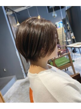 エミュー(emue) 京都 アッシュグレージュ 耳かけショートひし形シルエット 中島