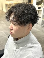 ヒュイル バイ ニアウ(Hwyl by Niau) メンズセンターパート波巻スパイラルパーマニュアンスパーマ眉毛