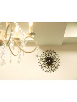 おしゃれな白黒の空間で、自分らしいスタイルを見つけませんか？アットホームな雰囲気が自慢です！