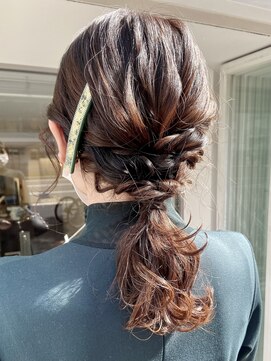 インビテーション(invitation) ローポニー・ミディアムアレンジ・結婚式・卒業式