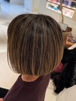 ハロウ 天神(Halou)&nbsp;白髪ぼかし×地毛ハイライト×ショートボブ