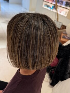 ハロウ 天神(Halou) 白髪ぼかし×地毛ハイライト×ショートボブ