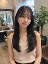 顔まわりまで計算したレイヤーカットで、もっと垢抜ける。