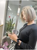 ミニボブ ホワイト ブロンド カラー ぷつっとボブ