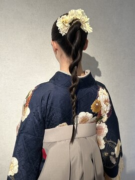 カウチ ヘアー ドレッシング(COUCH Hair Dressing) タイトにまとめた編みおろしスタイル